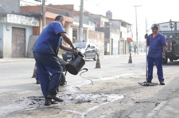 Prefeitura prossegue com serviços na Avenida Miguel Badra