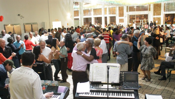 400 pessoas participam de Baile do Dia dos Pais