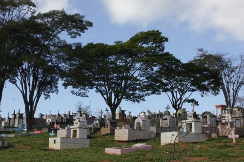 Prefeitura intensifica limpeza nos cemitérios para o Dia dos Pais