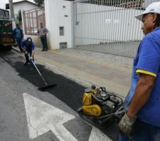 Equipe de tapa buraco intensifica trabalhos na malha central de Suzano