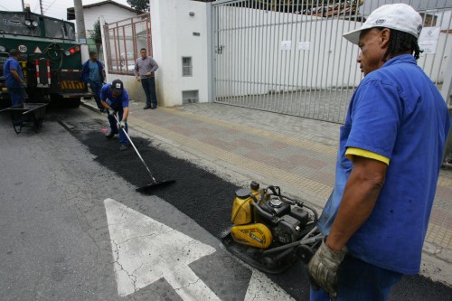 Equipe de tapa buraco intensifica trabalhos na malha central de Suzano