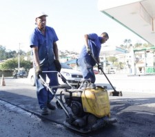 Prefeitura prossegue com serviços de tapa buraco e população aprova melhorias