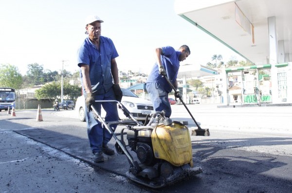 Prefeitura prossegue com serviços de tapa buraco e população aprova melhorias