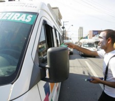 Motoristas e pedestres recebem orientação sobre boas práticas no trânsito