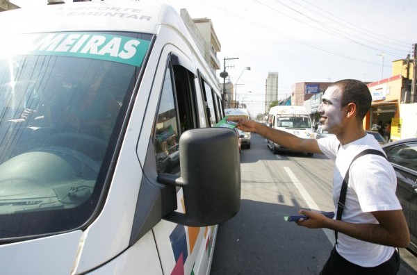 Motoristas e pedestres recebem orientação sobre boas práticas no trânsito