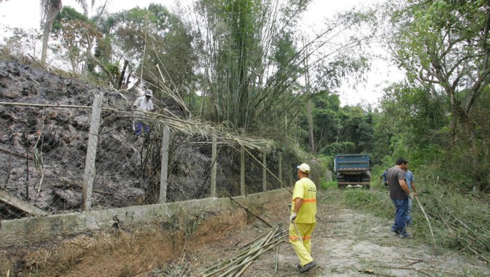 Prefeitura desinterdita rua no Parque Cerejeiras