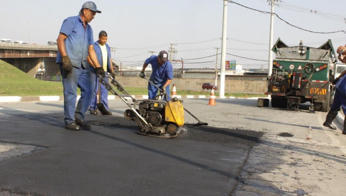 Prefeitura finaliza tapa buracos na Avenida Jorge Bei Maluf
