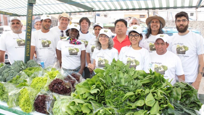 Participantes de curso comercializam produtos na Feira Noturna