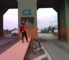 Para entrar no Guinness Book, atleta de Suzano vai até a Bahia em bicicleta de bambu