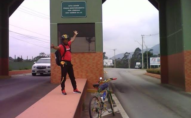 Para entrar no Guinness Book, atleta de Suzano vai até a Bahia em bicicleta de bambu