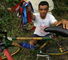 Suzanense pedala até Curitiba em bicicleta feita de bambu