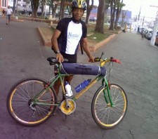 Para entrar no Guinness Book, atleta de Suzano vai até a Bahia em bicicleta de bambu