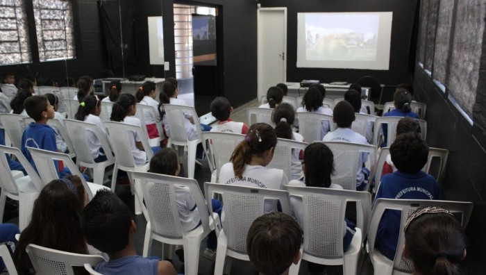 Alunos de Palmeiras participam de sessão de cinema no Centro Cultural