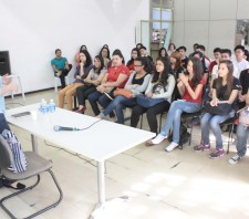 Bate-papo com escritora Andréa Del Fuego atrai professores e estudantes