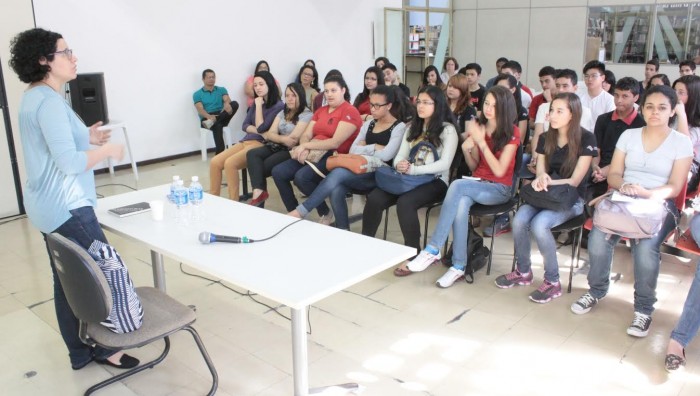 Bate-papo com escritora Andréa Del Fuego atrai professores e estudantes