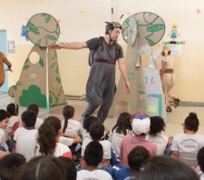 Mais de mil estudantes participam de espetáculo infantil