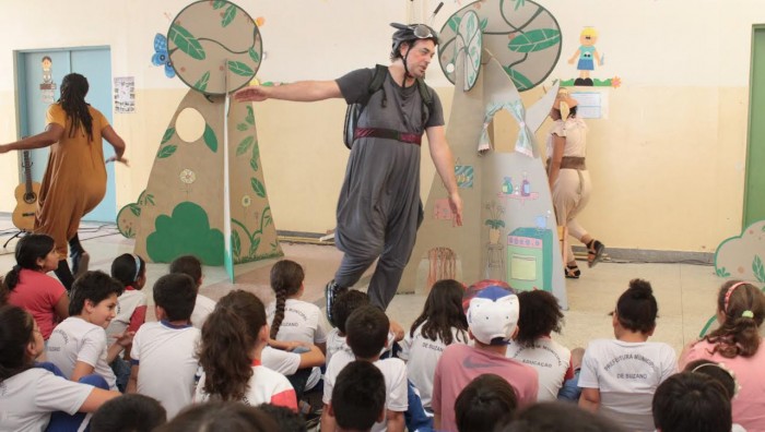Mais de mil estudantes participam de espetáculo infantil