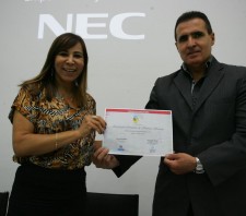 Campanha de Agasalho: Fundo Social entrega certificado de participação à Acoris