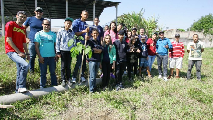 Prefeitura realiza plantio de 75 mudas nativas na escola Valdemar Galo
