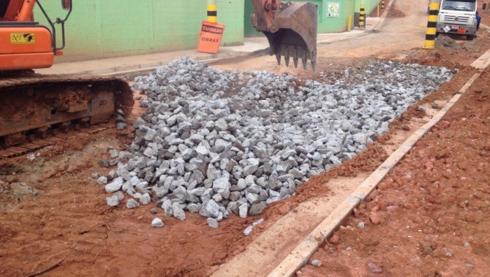 Prefeitura prepara ruas para receberem pavimentação no Jardim Janina