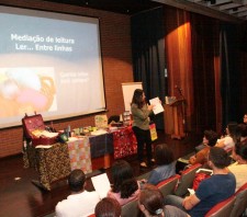 Oficina Literária atrai cerca de 50 pessoas no Anfiteatro