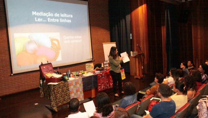 Oficina Literária atrai cerca de 50 pessoas no Anfiteatro