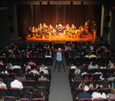 Apresentação da Orquestra Acadêmica de Suzano lota Teatro Armando de Ré