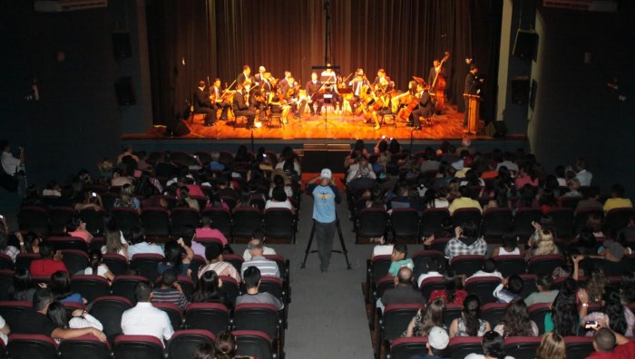 Apresentação da Orquestra Acadêmica de Suzano lota Teatro Armando de Ré