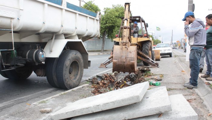 Prefeitura substitui tampas de bueiro na Avenida João Batista Fitipaldi