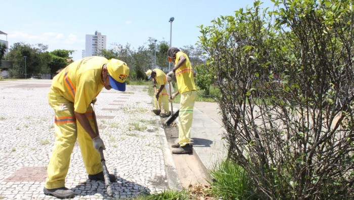 Prefeitura realiza limpeza e capinação da Praça Cidade das Flores e Paço Municipal