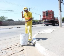 Prefeitura realiza limpeza da Rua João Batista Fitipaldi