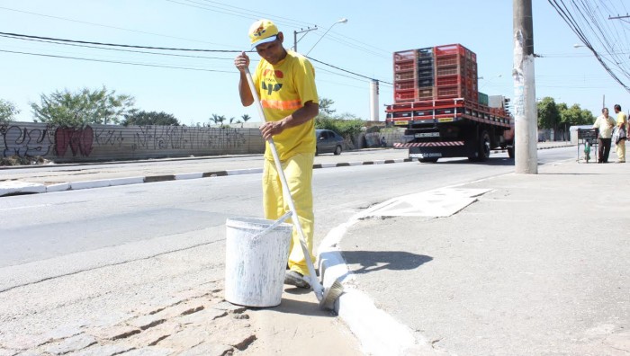 Prefeitura realiza limpeza da Rua João Batista Fitipaldi