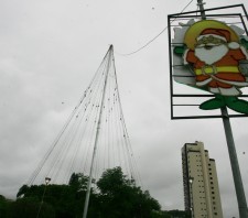 Decoração natalina começa a ser instalada