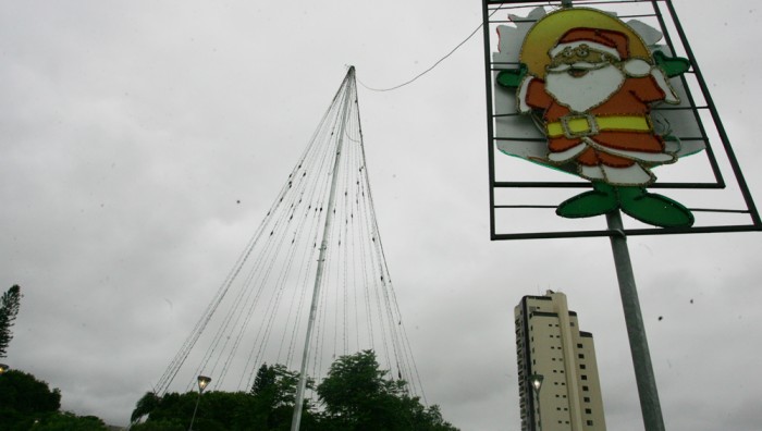 Decoração natalina começa a ser instalada