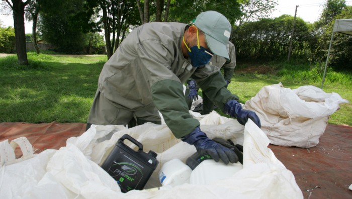 Agricultores entregam embalagens usadas de agrotóxicos para o descarte