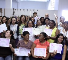 Gerando Renda forma mais 200 profissionais