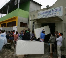 Prefeitura entrega mantimentos para moradores do Jardim Belém