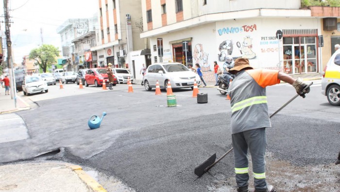 Prefeitura prossegue com reparos em depressões no viário central
