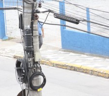 Prefeitura cobra solução de empresas para acabar com “fiação solta”