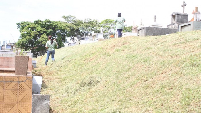 Prefeitura realiza roçagem e limpeza do Cemitério do Raffo
