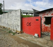 Ação conjunta fecha passagens irregulares na linha férrea no trecho do Jardim Belém