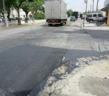 Serviços de tapa buraco prosseguem na região central de Suzano