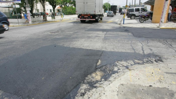 Serviços de tapa buraco prosseguem na região central de Suzano