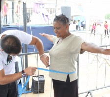 Programa VidAtiva reúne centenas de pessoas no Max Feffer com música, dança e atividades esportivas