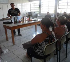 25 pessoas participam do curso de culinária oriental