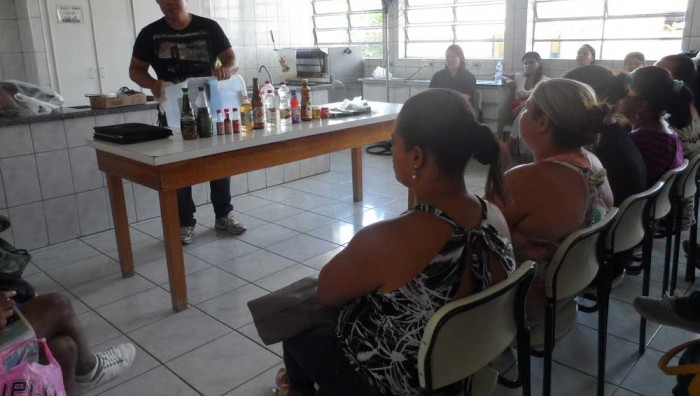 25 pessoas participam do curso de culinária oriental