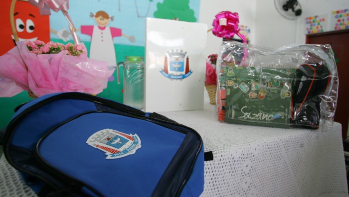 Prefeitura entrega novos kits escolares para mais de 23 mil alunos