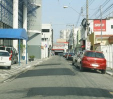 Serviços de tapa buraco prosseguem na malha central de Suzano