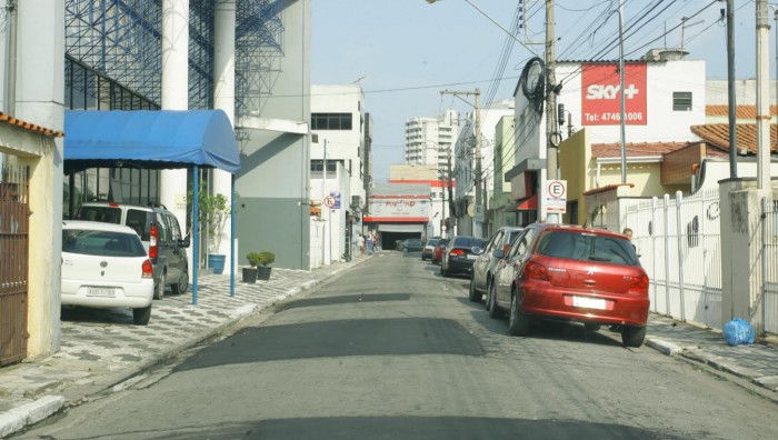 Serviços de tapa buraco prosseguem na malha central de Suzano