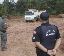 GCM flagra descarte irregular de entulho na região de Palmeiras